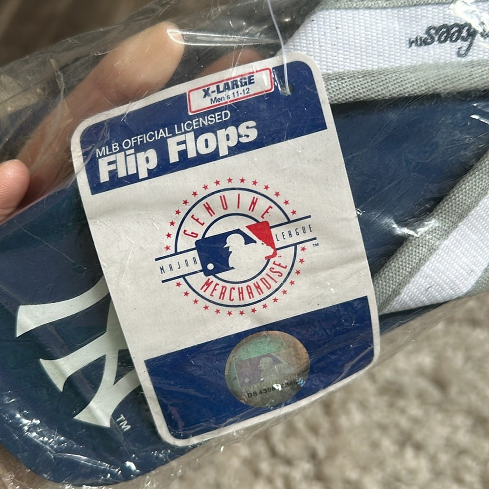 NWT MLB Official Licensed Yankee Flip Flops - Picture 2 of 3